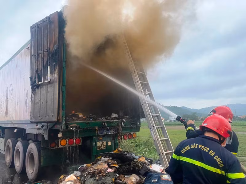 Cảnh sát sử dụng vòi rồng phun nước, dập tắt triệt để vụ cháy.