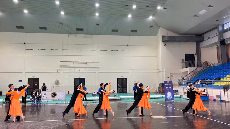 Các thí sinh khiếm thị trình diễn tại Hội thi "Bước nhảy xóa mọi khoảng cách".