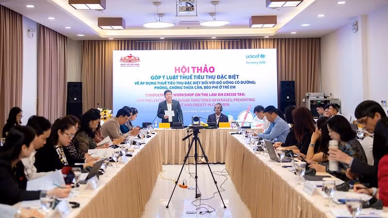 Toàn cảnh Hội thảo góp ý Luật Thuế tiêu thụ đặc biệt về áp dụng thuế tiêu thụ đặc biệt đối với đồ uống có đường; phòng, chống thừa cân, béo phì ở trẻ em.