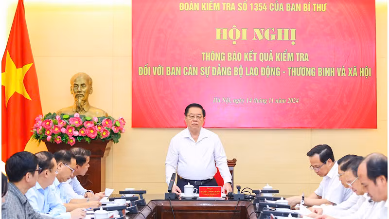 Đồng chí Nguyễn Trọng Nghĩa phát biểu tại Hội nghị. (Ảnh: Tống Giáp)