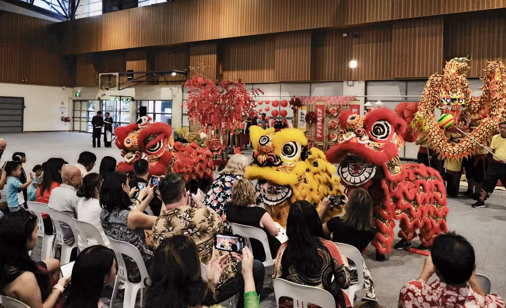 Sự kiện là dịp để thế hệ trẻ người Việt và bạn bè quốc tế tại Vùng lãnh thổ Bắc Australia hiểu sâu sắc thêm về văn hóa Việt Nam. Trong ảnh: Tiết mục múa lân trong chương trình. Sự kiện là dịp để thế hệ trẻ người Việt và bạn bè quốc tế tại Vùng lãnh thổ Bắc Australia hiểu sâu sắc thêm về văn hóa Việt Nam. Trong ảnh: Tiết mục múa lân trong chương trình.