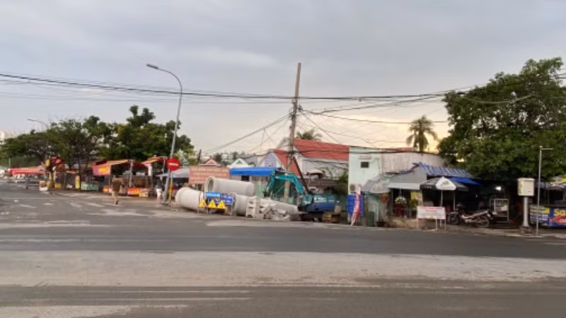 Công trường thi công lắp đặt cống thoát nước chống ngập tại Thành phố Thủ Đức.