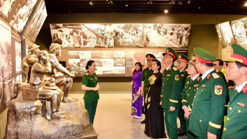 Các đại biểu Quân khu 7 tham quan tại Bảo tàng Lịch sử Quân sự Việt Nam. Các đại biểu Quân khu 7 tham quan tại Bảo tàng Lịch sử Quân sự Việt Nam.