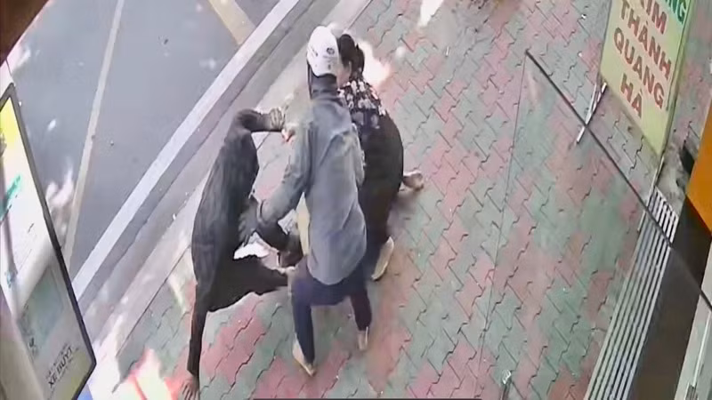 Chủ tiệm vàng kháng cự quyết liệt. (Ảnh cắt từ clip Công an cung cấp)