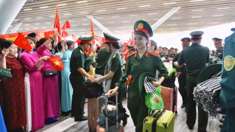 Chiến sĩ trẻ tạm biệt Thành phố Hồ Chí Minh về đơn vị công tác.