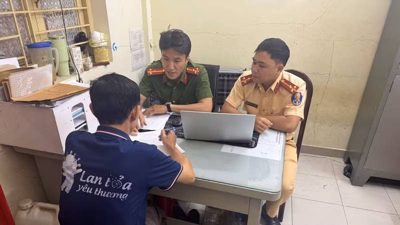 Cơ quan chức năng làm việc với người có liên quan.