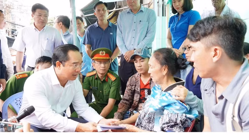 Chủ tịch Ủy ban nhân dân Thành phố Hồ Chí Minh Nguyễn Văn Được thăm động viên gia đình nạn nhân bị thiệt hại trong vụ cháy.