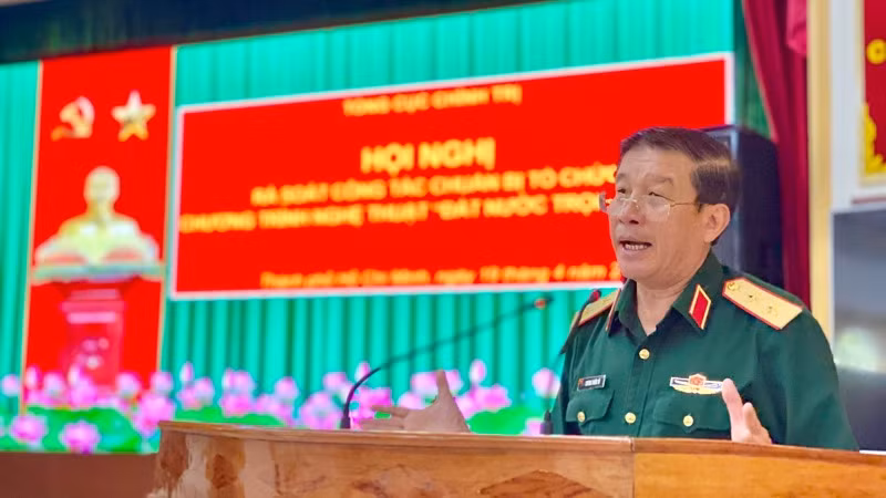 Trung tướng Trương Thiên Tô, Phó Chủ nhiệm Tổng Cục chính trị Quân đội nhân dân Việt Nam, phát biểu chỉ đạo tại hội nghị.