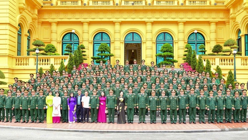 Đoàn đại biểu Quân khu 7 chụp ảnh lưu niệm tại Phủ Chủ tịch nước. Đoàn đại biểu Quân khu 7 chụp ảnh lưu niệm tại Phủ Chủ tịch nước.