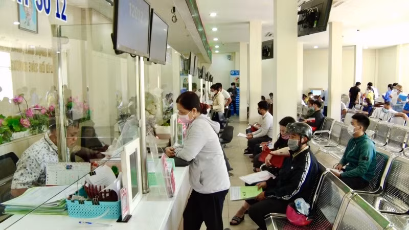 Người dân đến làm thủ tục đất đai tại Ủy ban nhân dân quận Bình Tân, Thành phố Hồ Chí Minh.