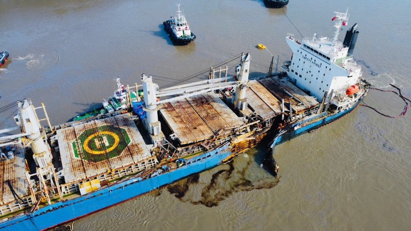 Thân tàu hàng quốc tịch Hồng Kông (Trung Quốc) bị rách toạc dầu tràn ra ngoài. Thân tàu hàng quốc tịch Hồng Kông (Trung Quốc) bị rách toạc dầu tràn ra ngoài.