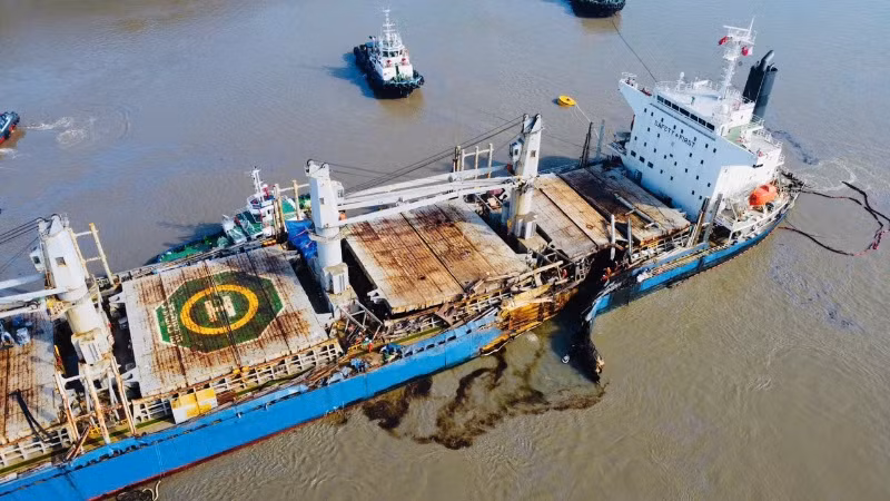 Thân tàu hàng quốc tịch Hồng Kông (Trung Quốc) bị rách toạc dầu tràn ra ngoài.