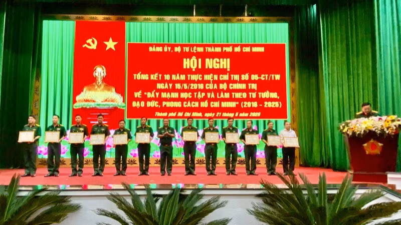 Biểu dương các điển hình trong Bộ Tư lệnh Thành phố Hồ Chí Minh về học tập và làm theo lời Bác.