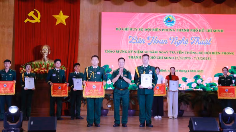 Trao giải thưởng cho các đơn vị đạt thành tích xuất sắc tại liên hoan nghệ thuật.