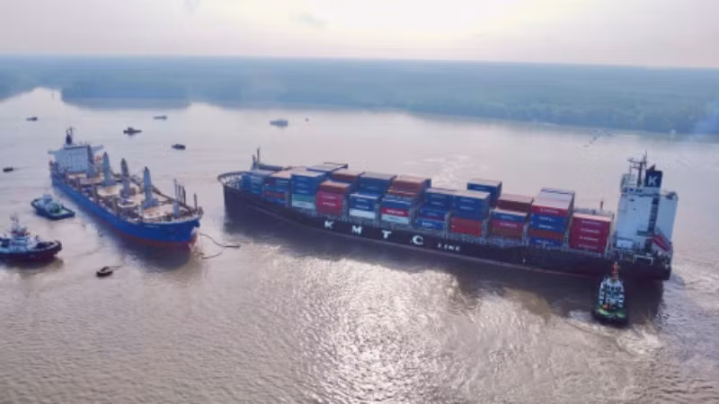 Hai tàu hàng sau khi được tách rời.