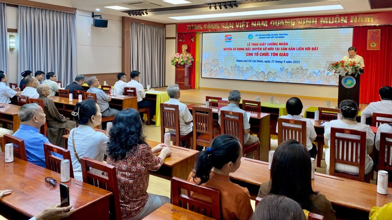 Quang cảnh lễ trao giấy chứng nhận quyền sử dụng đất cho các cơ sở tôn giáo.