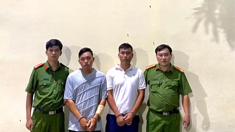 Hai đối tượng cướp tài sản bị công an bắt giữ.