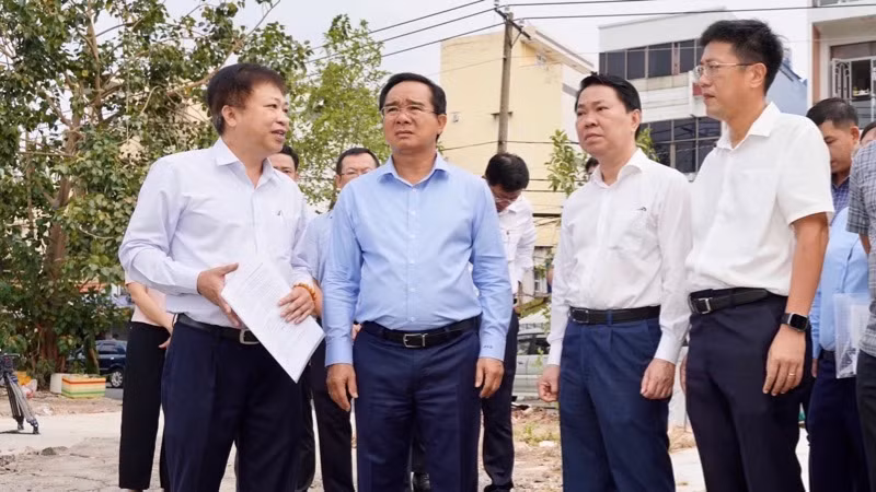 Ông Nguyễn Văn Được, Chủ tịch Ủy ban nhân dân Thành phố Hồ Chí Minh khảo sát thực tế tại kênh Đôi, Quận 8.