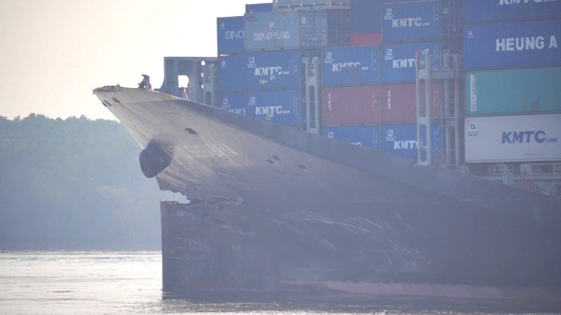 Vết rách trên mũi tàu container quốc tịch Panama. Vết rách trên mũi tàu container quốc tịch Panama.