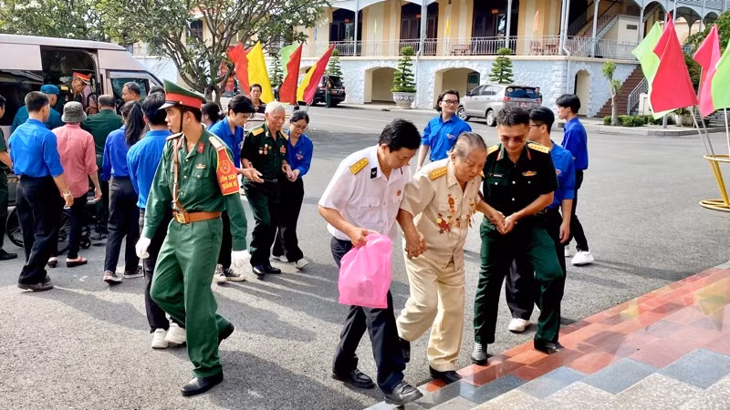 Đại biểu về dự họp mặt.