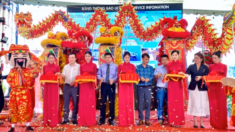 Các đại biểu cắt băng khai trương tuyến tàu cao tốc đi Côn Đảo.