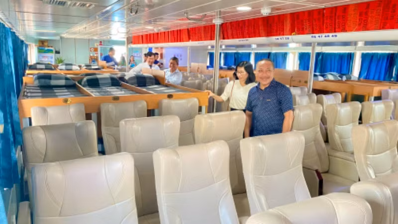 Hành khách tham quan bên trong tàu cao tốc.