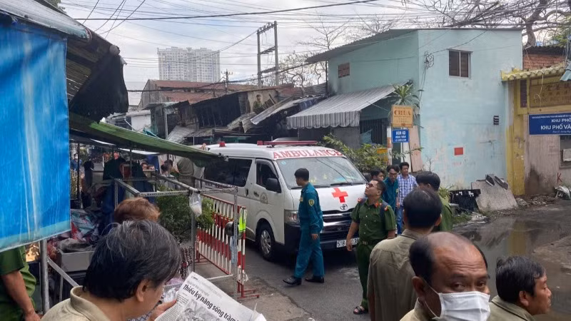 Các đơn vị chức năng đưa nạn nhân bị thiệt mạng trong vụ cháy ra bên ngoài.