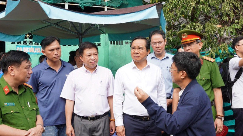 Chủ tịch Ủy ban nhân dân Thành phố Hồ Chí Minh Nguyễn Văn Được kiểm tra hiện trường vụ cháy