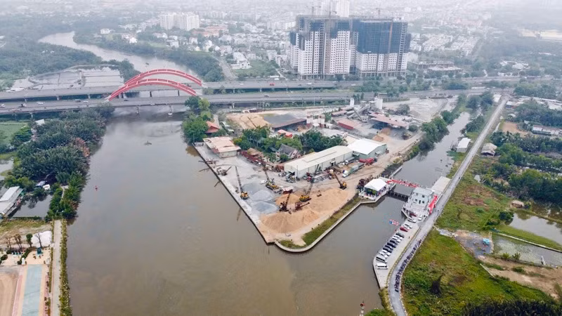 Cống ngăn triều cường từ sông Cần Giuộc vào rạch Cầu Sập.