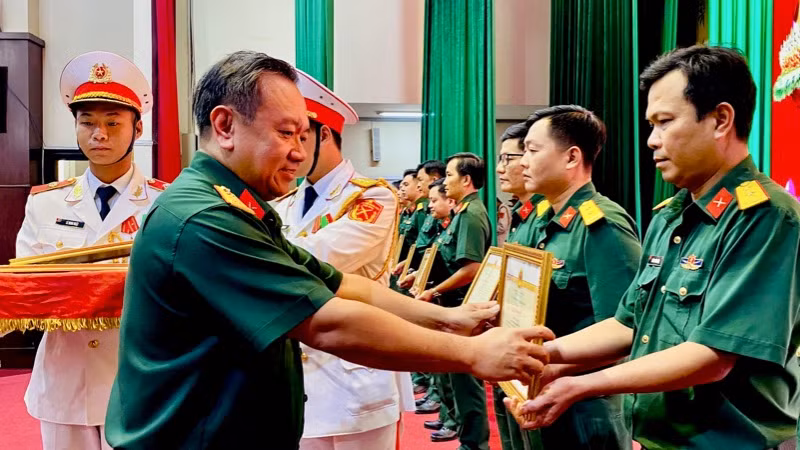 Lãnh đạo Bộ Tư lệnh Thành phố Hồ Chí Minh biểu dương các đơn vị, cá nhân thực hiện tốt Chỉ thị số 05 của Bộ Chính trị.