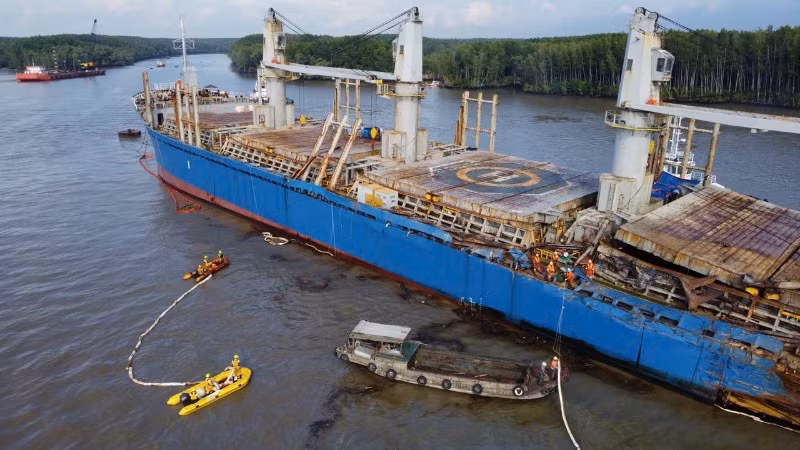 Lực lượng ứng phó sự cố môi trường nhanh chóng có mặt thu gom dầu loang.