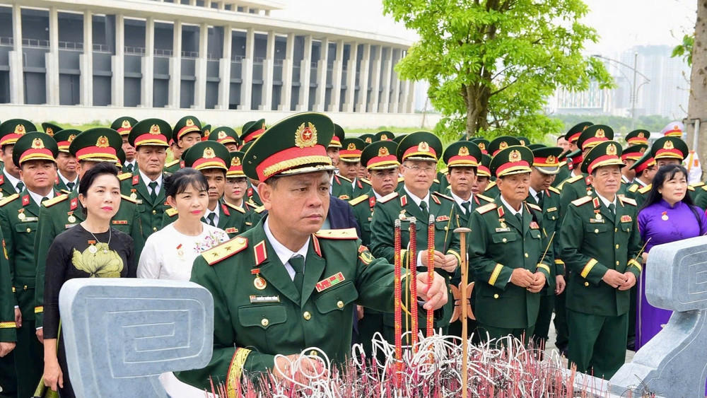 Trung tướng Nguyễn Trường Thắng, Tư lệnh Quân khu 7 dâng hương báo công với Bác. Trung tướng Nguyễn Trường Thắng, Tư lệnh Quân khu 7 dâng hương báo công với Bác.