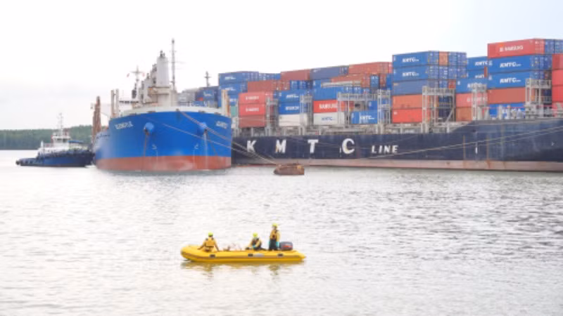 Lực lượng xử lý môi trường tiếp cận hiện trường hai tàu đâm va.