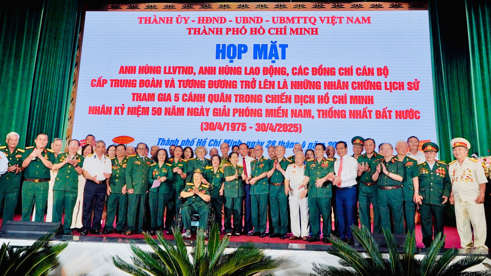 Lãnh đạo Thành ủy Thành phố Hồ Chí Minh chụp ảnh lưu niệm cùng các nhân chứng 5 cánh quân tham gia Chiến dịch Hồ Chí Minh.