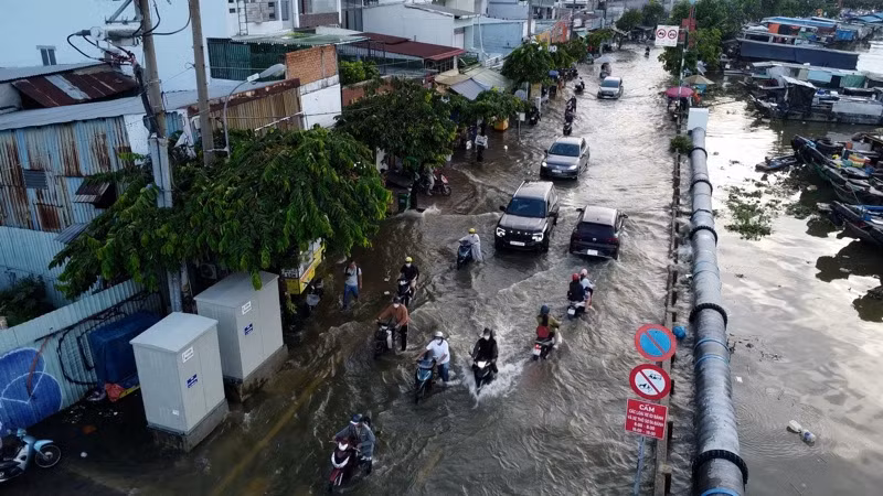 Triều cường gây ngập tại đường Trần Xuân Soạn, Quận 7, Thành phố Hồ Chí Minh.