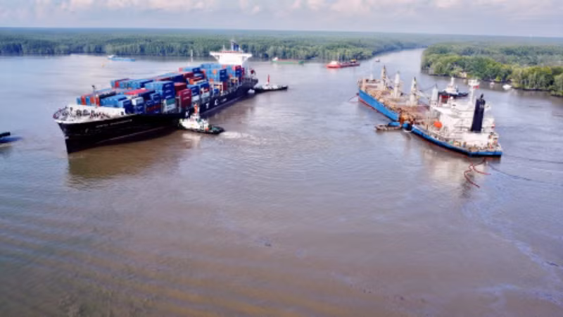 Khoảng 7giờ 45 phút, ngày 16/5 hai tàu hàng gặp nạn đã được tách rời thành công.