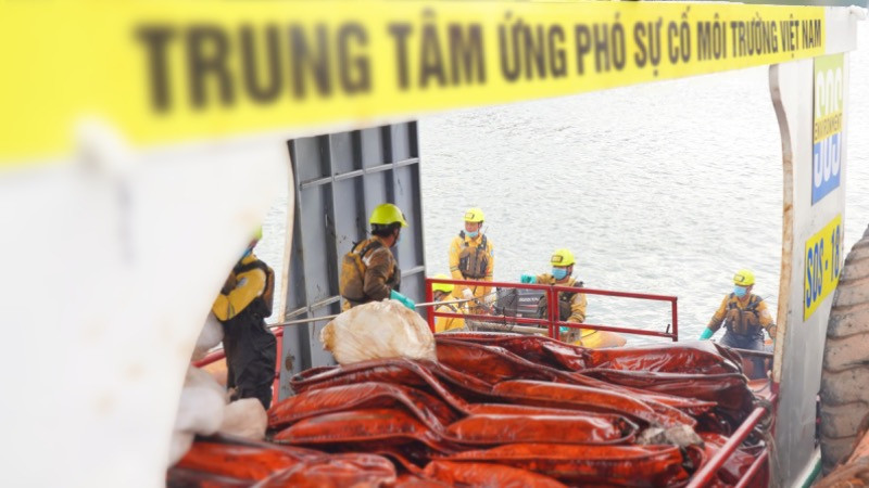 Nhân viên ứng phó sự cố môi trường tập kết trang thiết bị lên tàu chỉ huy. Nhân viên ứng phó sự cố môi trường tập kết trang thiết bị lên tàu chỉ huy.