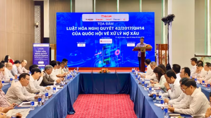 Lãnh đạo Cục Thi hành án Dân sự Thành phố Hồ Chí Minh trình bày tham luận.