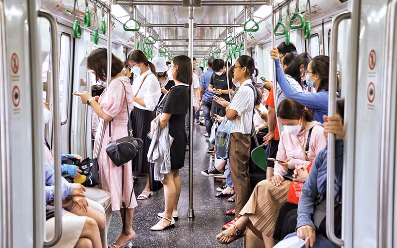 Nhiều người dân sử dụng tàu điện trên cao Cát Linh-Hà Đông làm phương tiện đi lại thường xuyên, giúp giảm tải giao thông trên trục xuyên tâm Hà Nội.