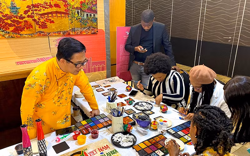 Người dân Nam Phi tìm hiểu và trải nghiệm nghệ thuật sơn mài Việt Nam trong “Ngày Việt Nam tại Nam Phi 2023”.