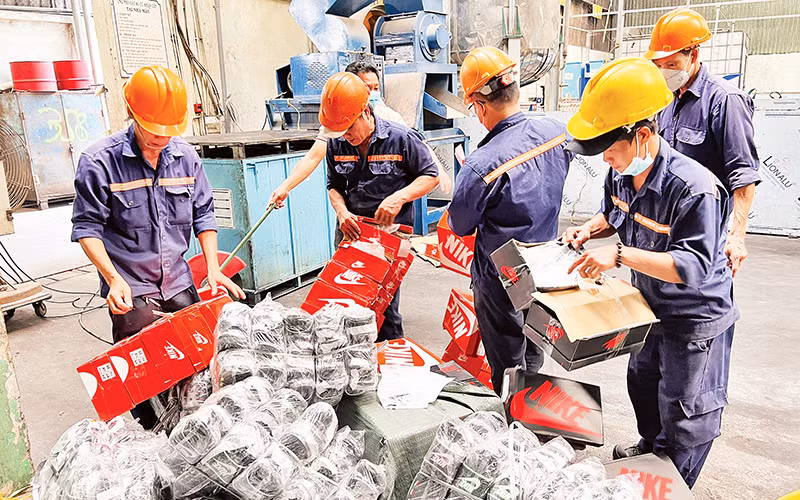 Lực lượng chức năng kiểm đếm hàng hóa giả mạo thương hiệu bị phát hiện, thu giữ. ( Ảnh Cục Quản lý thị trường Thành phố Hồ Chí Minh)