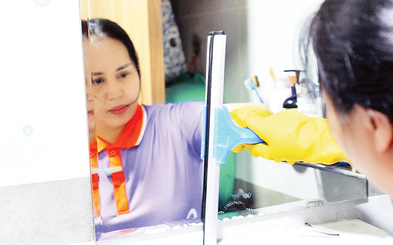 Lao động thời vụ như dọn dẹp nhà cửa, làm sạch công trình xây dựng cuối năm được nhiều công ty rao tuyển.