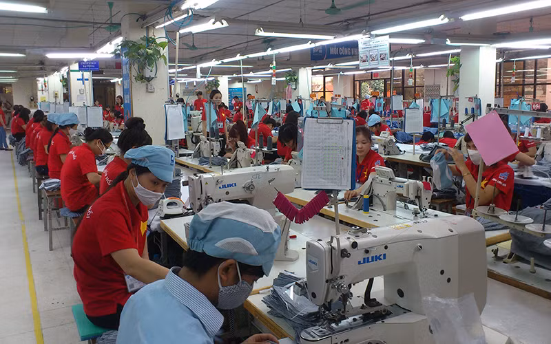 Sản xuất hàng dệt may tại Tổng công ty May 10.