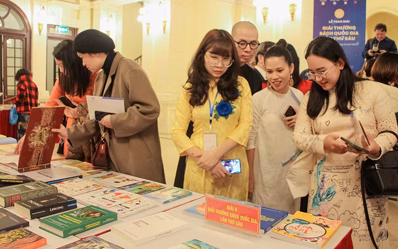 Khu vực trưng bày sách đoạt Giải thưởng Sách quốc gia 2023.