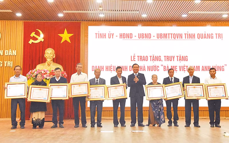 Lãnh đạo tỉnh Quảng Trị trao danh hiệu “Bà mẹ Việt Nam Anh hùng” cho đại diện thân nhân các bà mẹ được truy tặng.
