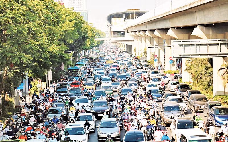 Tình trạng ùn tắc thường xuyên diễn ra tại tuyến đường Nguyễn Trãi vào giờ cao điểm.