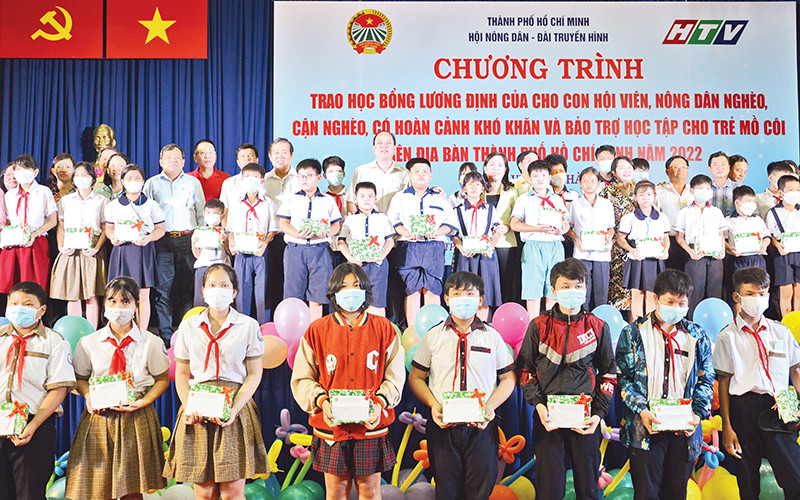 Trao học bổng Lương Định Của cho con hội viên, nông dân nghèo, khó khăn.