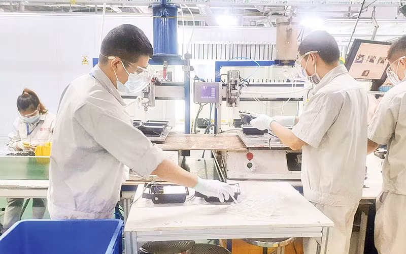 Hoạt động sản xuất tại Công ty CP Bóng đèn, phích nước Rạng Đông.