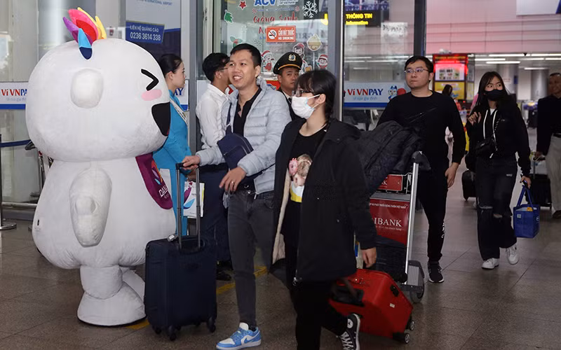 Du khách đến Đà Nẵng trong dịp Tết Dương lịch 2024 tại Sân bay quốc tế Đà Nẵng. (Ảnh TTXVN)