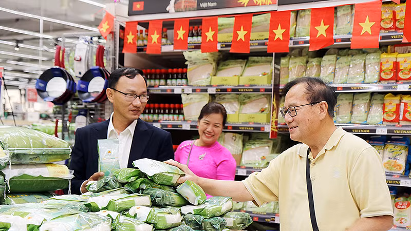 Gạo “Cơm ViệtNam Rice” lên kệ chuỗi siêu thị của tập đoàn phân phối bán lẻ hàng đầu nước Pháp E.Leclerc và hệ thống phân phối Carrefour. (Ảnh Tập đoàn Lộc Trời)